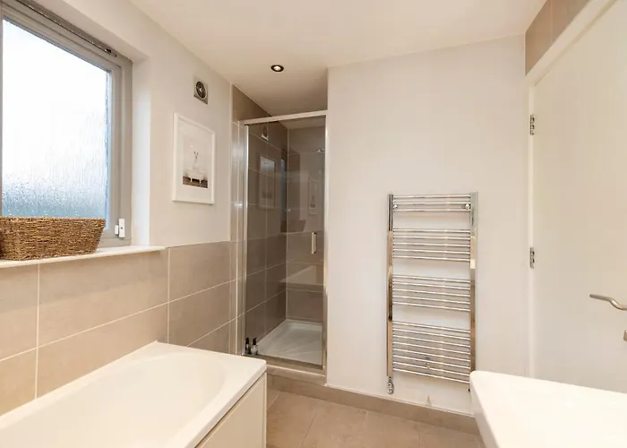 Chic 3-bedroom 2-storey House Near Centre With Free Parking *