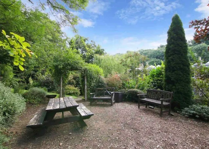 Tranquil 2 Bed Flat, Free Parking, Near Murrayfield & Centre Edinburgh