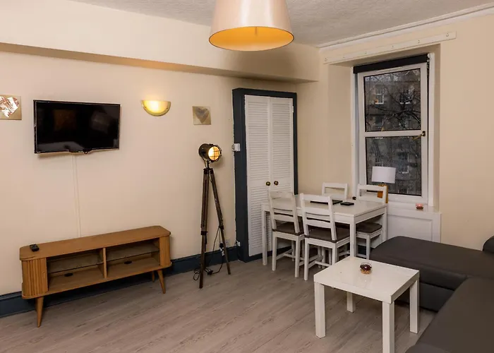 דירה Charming And Spacious Getaway 3