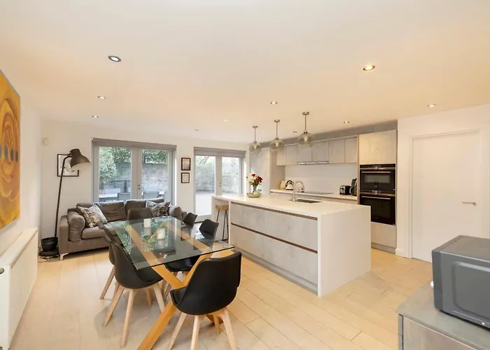 Chic 3-bedroom 2-storey House Near Centre With Free Parking Apartment
