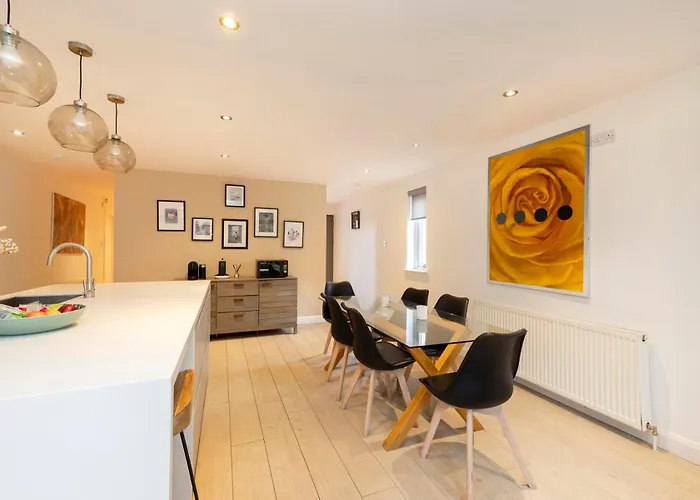 Chic 3-bedroom 2-storey House Near Centre With Free Parking Apartment