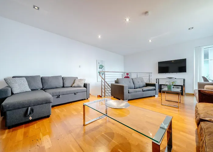 Apartment Weston's Penthouse Sleep 11, 8 Beds Free Parking Edinburgh