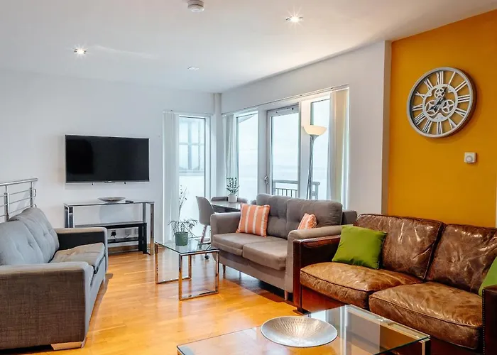 Weston's Penthouse Sleep 11, 8 Beds Free Parking Apartment Edinburgh