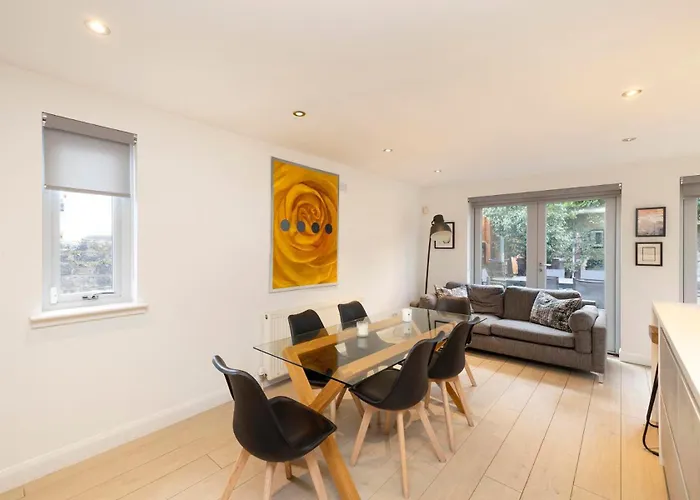 Chic 3-bedroom 2-storey House Near Centre With Free Parking Apartment *