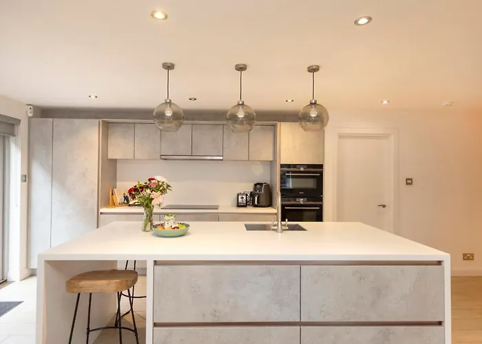 Chic 3-bedroom 2-storey House Near Centre With Free Parking 아파트 *