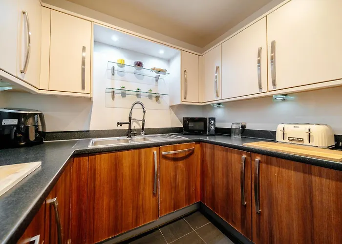 Weston's Penthouse Sleep 10, 6 Beds Free Parking شقة *