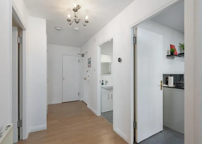 Stylish 2-bed Flat With Balcony Near Haymarket - Pass The Keys Daire *