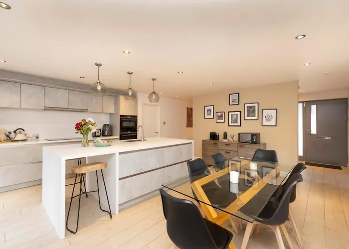 Chic 3-bedroom 2-storey House Near Centre With Free Parking *