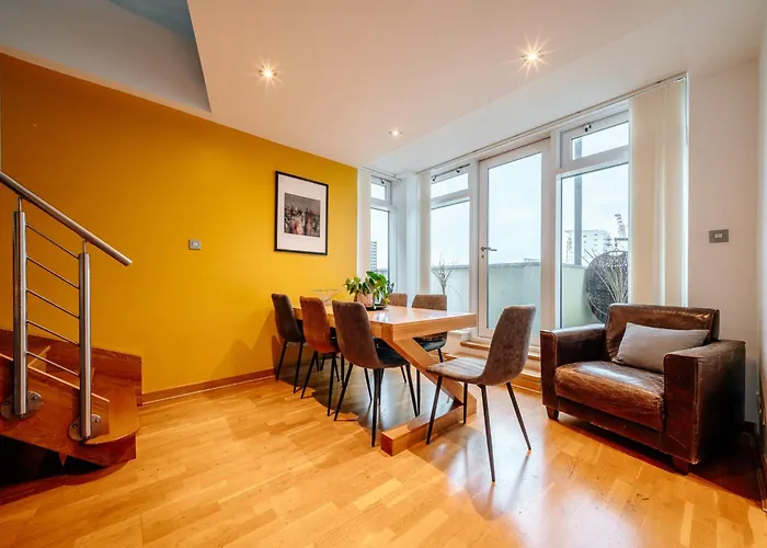 Weston's Penthouse Sleep 11, 8 Beds Free Parking *