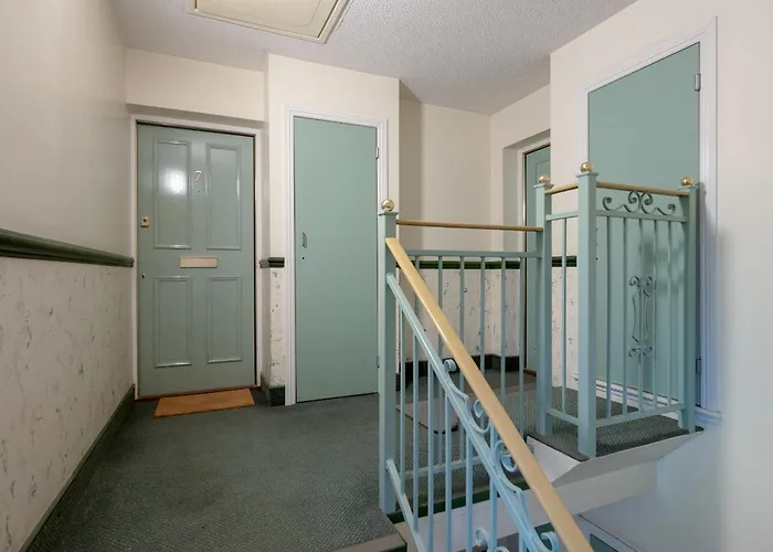 Stylish 2-bed Flat With Balcony Near Haymarket - Pass The Keys Daire