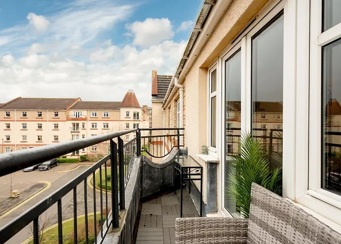 Stylish 2-bed Flat With Balcony Near Haymarket - Pass The Keys * Edinburgh