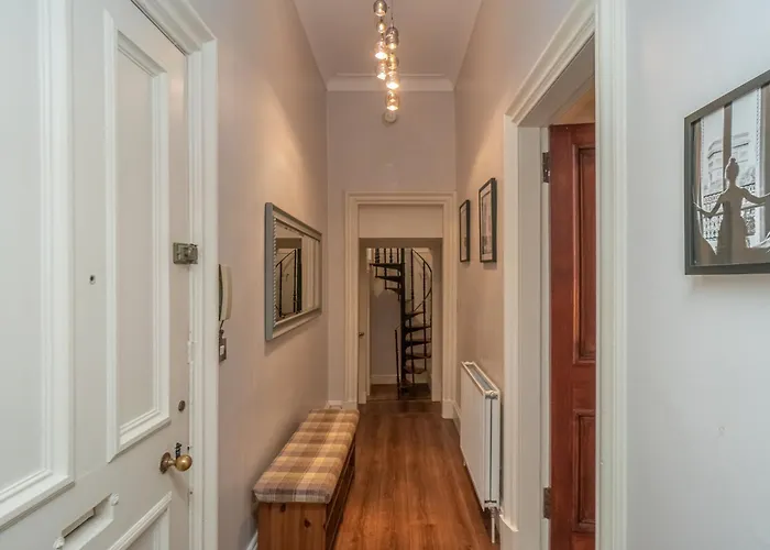 Apartman Georgian Elegance With Patio Garden West End - Pass The Keys