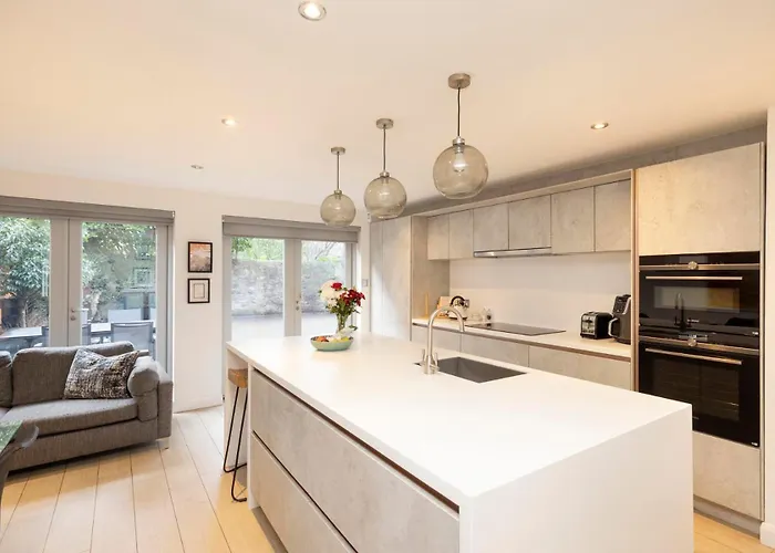 Chic 3-bedroom 2-storey House Near Centre With Free Parking 아파트 에든버러