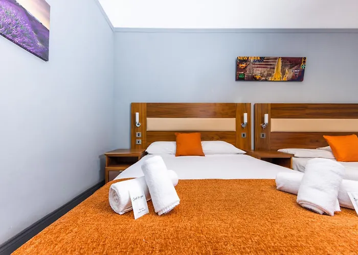 Lovely By Calton Hill Edimburgo