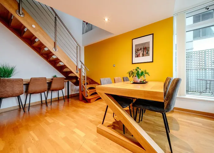 Weston's Penthouse Sleep 11, 8 Beds Free Parking Edinburgh