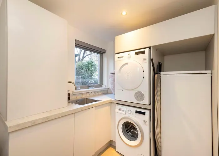 Chic 3-bedroom 2-storey House Near Centre With Free Parking