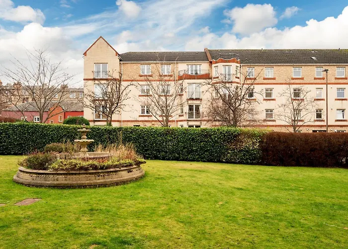 Stylish 2-bed Flat With Balcony Near Haymarket - Pass The Keys Daire *