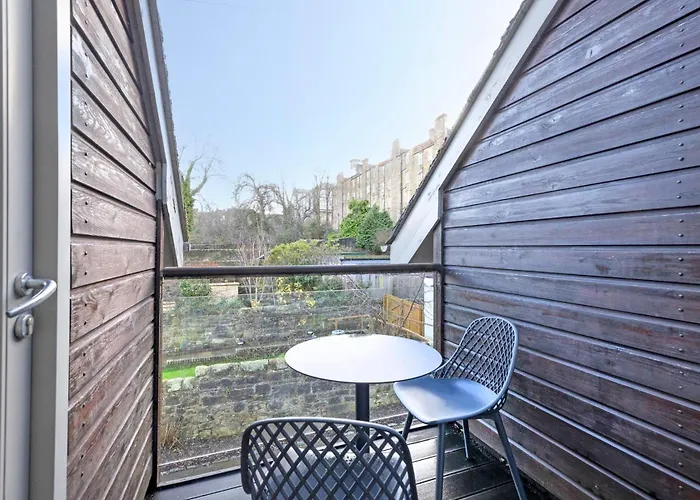 Chic 3-bedroom 2-storey House Near Centre With Free Parking 아파트 에든버러