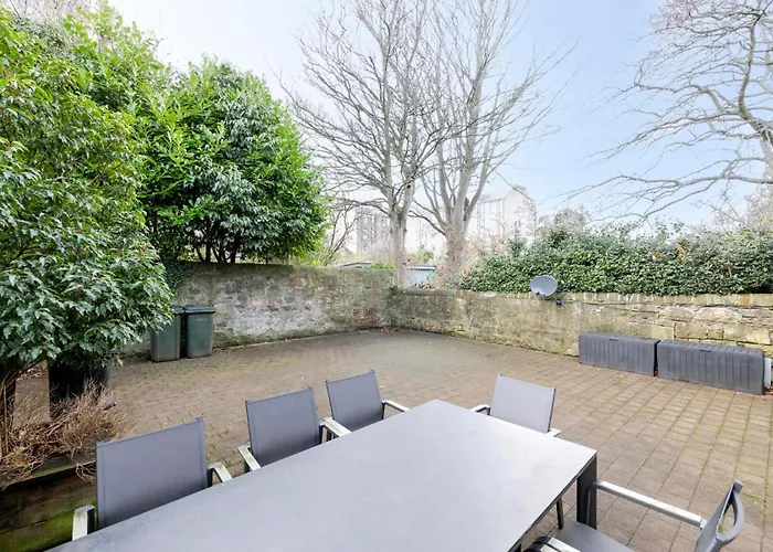 Chic 3-bedroom 2-storey House Near Centre With Free Parking