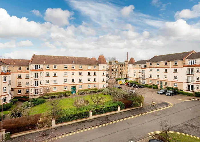 Daire Stylish 2-bed Flat With Balcony Near Haymarket - Pass The Keys