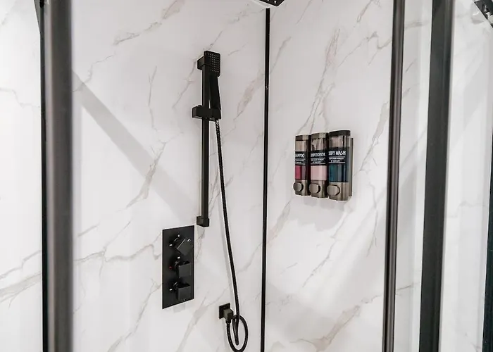 Bottom Of Royal Mile 7 Beds Sleeps 12 3 Bthrooms *