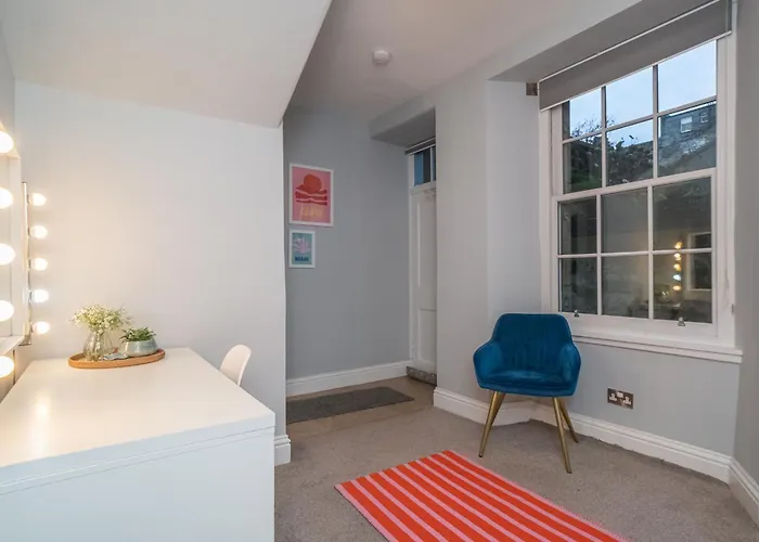 Apartment Georgian Elegance With Patio Garden West End - Pass The Keys *