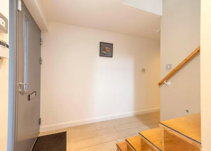 Chic 3-bedroom 2-storey House Near Centre With Free Parking 아파트 *