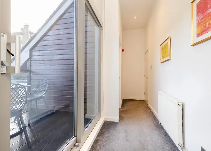 Chic 3-bedroom 2-storey House Near Centre With Free Parking 아파트 *