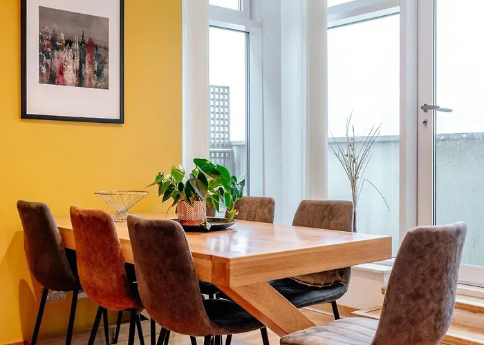 Weston's Penthouse Sleep 11, 8 Beds Free Parking Apartment *