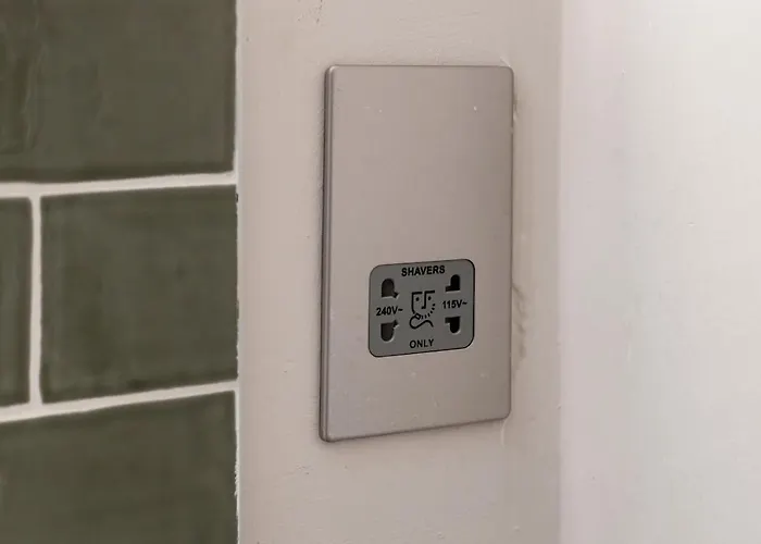 Victorian - Centre - Free Car Space