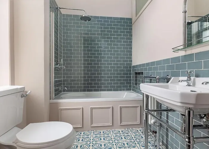 Victorian - Centre - Free Car Space *