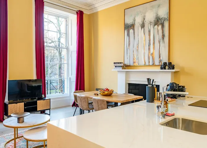 Dragon Luxury At Rutland Square Apartment