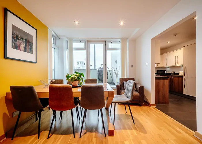 Weston's Penthouse Sleep 10, 6 Beds Free Parking