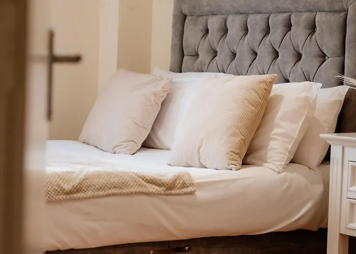 Bottom Of Royal Mile 7 Beds Sleeps 12 3 Bthrooms *