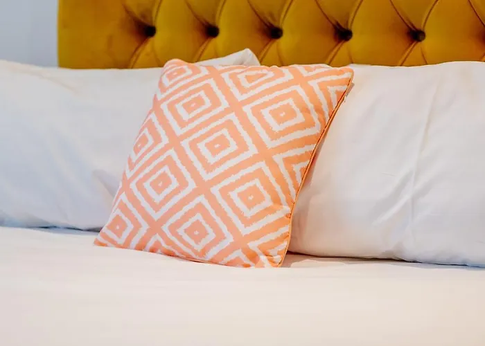 Apartment Weston's Penthouse Sleep 11, 8 Beds Free Parking