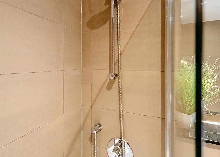 Weston's Penthouse Sleep 11, 8 Beds Free Parking Edinburgh