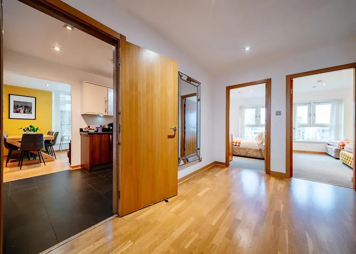 Weston's Penthouse Sleep 10, 6 Beds Free Parking אדינבורו