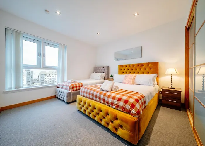 Weston's Penthouse Sleep 10, 6 Beds Free Parking דירה אדינבורו