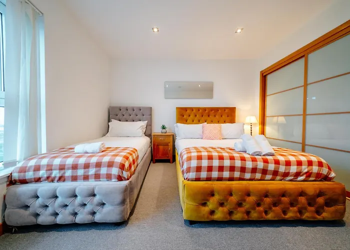 Daire Weston's Penthouse Sleep 10, 6 Beds Free Parking Edinburgh