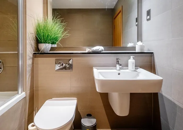 Weston's Penthouse Sleep 11, 8 Beds Free Parking Edinburgh