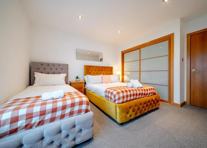 Weston's Penthouse Sleep 10, 6 Beds Free Parking شقة