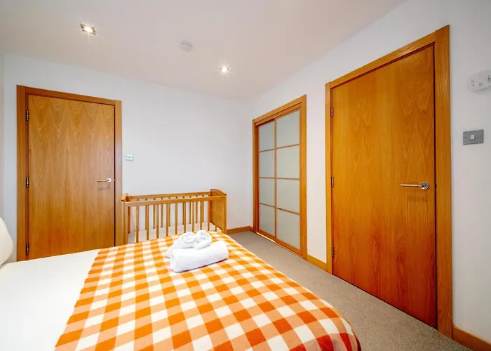 Weston's Penthouse Sleep 11, 8 Beds Free Parking Edinburgh