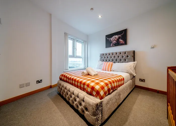 Weston's Penthouse Sleep 10, 6 Beds Free Parking דירה