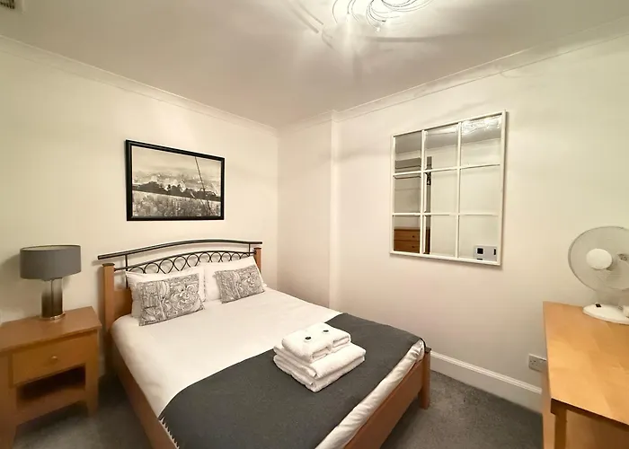 Апартаменты 4 Royal Mile Flat Near Castle