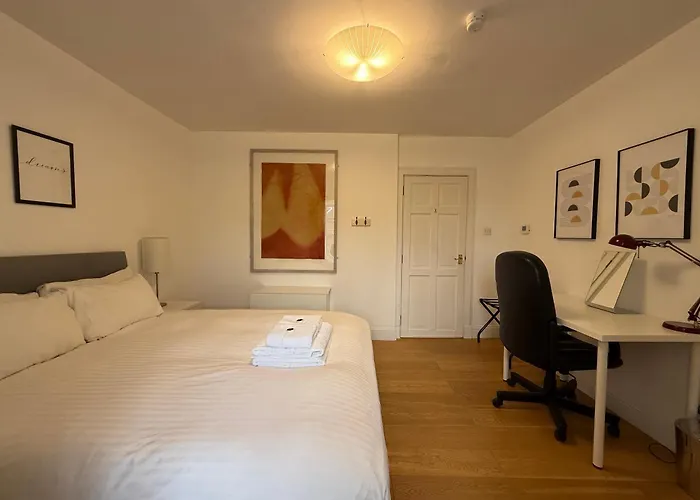 3 Royal Mile Flat Near Castle