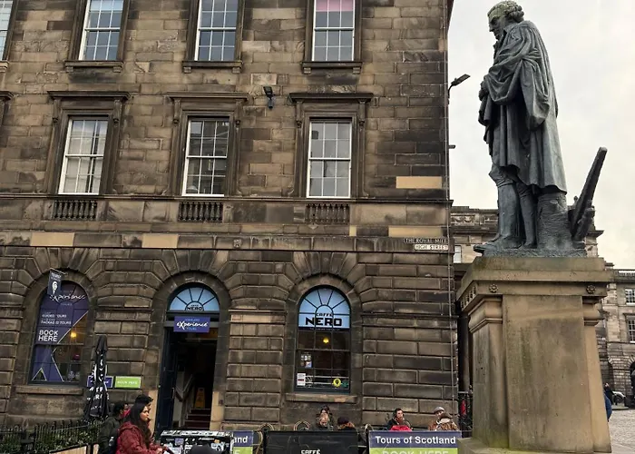 Parliament Square - Royal Mile *