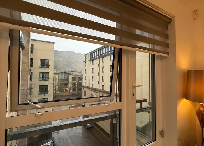 Holyrood With Parking & Lift Access * Edinburgh