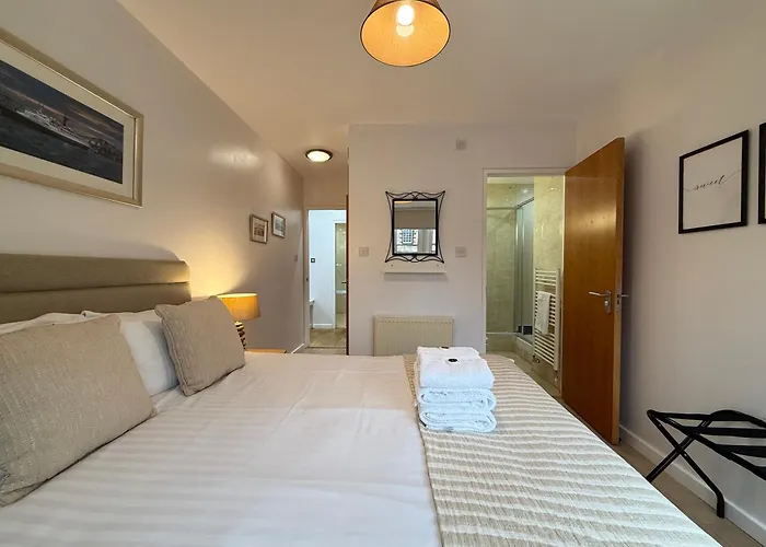 Holyrood With Parking & Lift Access *
