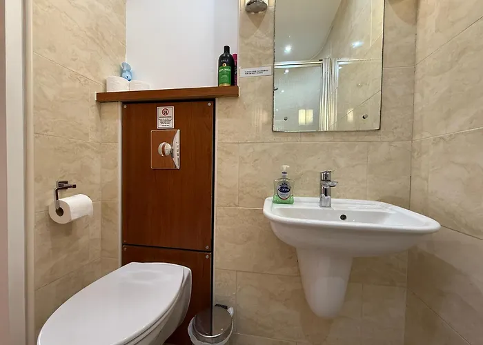 Holyrood With Parking & Lift Access * Edinburgh
