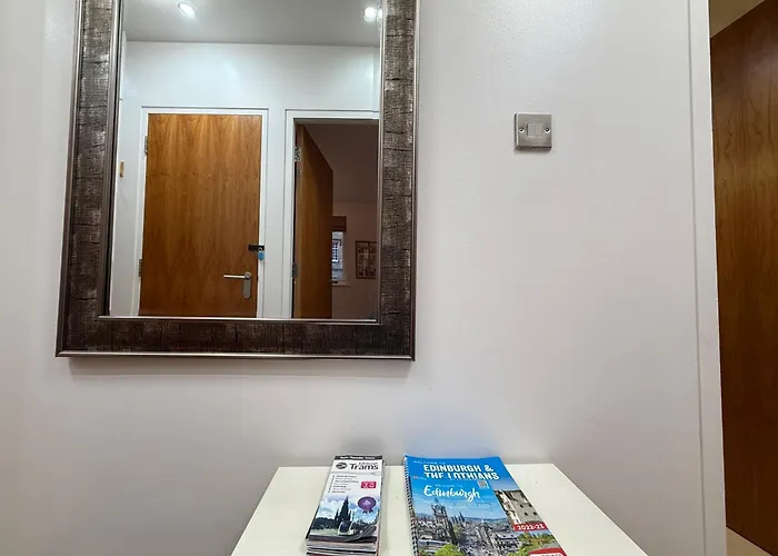 Holyrood With Parking & Lift Access *